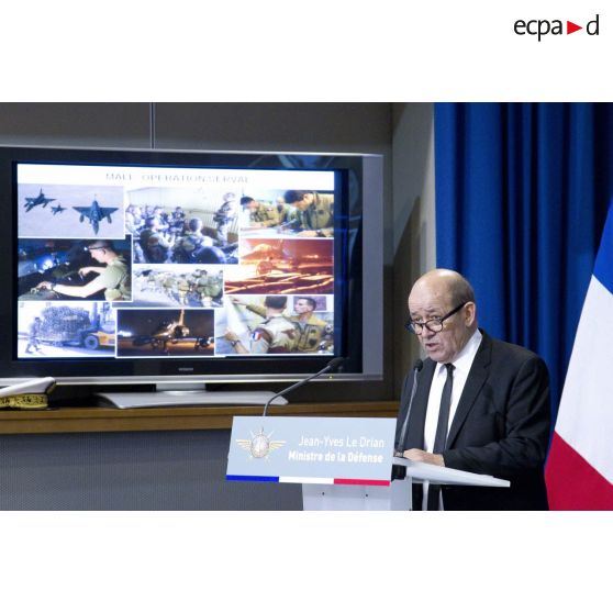 Le ministre de la Défense Jean-Yves Le Drian fait un point sur la situation de l'opération Serval lors d'une conférence de presse en salle Koenig, à Paris.