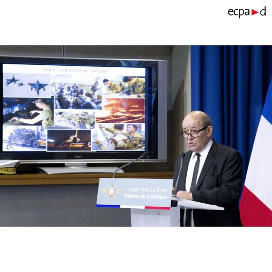 Le ministre de la Défense Jean-Yves Le Drian fait un point sur la situation de l'opération Serval lors d'une conférence de presse en salle Koenig, à Paris.