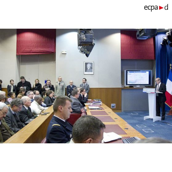 Le ministre de la Défense Jean-Yves Le Drian fait un point sur la situation de l'opération Serval lors d'une conférence de presse en salle Koenig, à Paris.