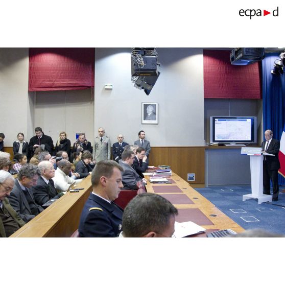 Le ministre de la Défense Jean-Yves Le Drian fait un point sur la situation de l'opération Serval lors d'une conférence de presse en salle Koenig, à Paris.