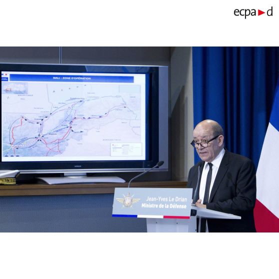 Le ministre de la Défense Jean-Yves Le Drian fait un point sur la situation de l'opération Serval lors d'une conférence de presse en salle Koenig, à Paris.