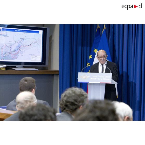 Le ministre de la Défense Jean-Yves Le Drian fait un point sur la situation de l'opération Serval lors d'une conférence de presse en salle Koenig, à Paris.