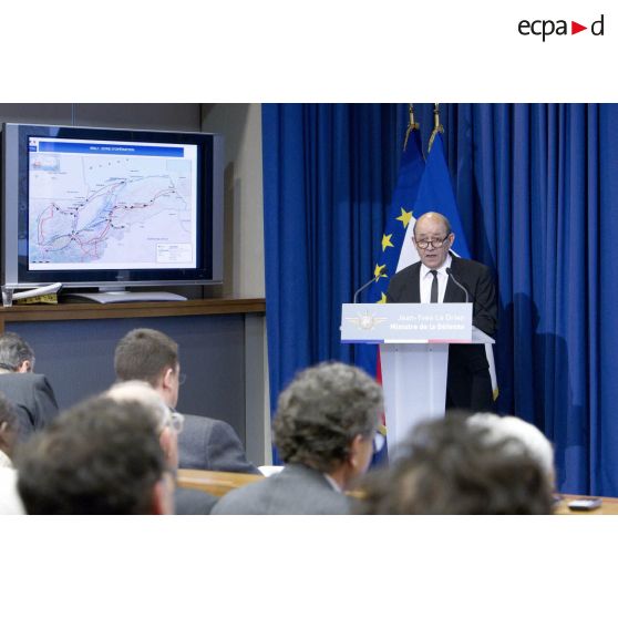 Le ministre de la Défense Jean-Yves Le Drian fait un point sur la situation de l'opération Serval lors d'une conférence de presse en salle Koenig, à Paris.