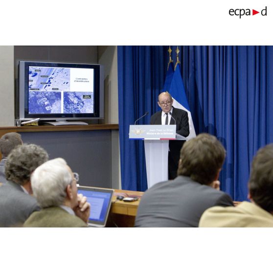 Le ministre de la Défense Jean-Yves Le Drian fait un point sur la situation de l'opération Serval lors d'une conférence de presse en salle Koenig, à Paris.