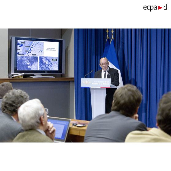 Le ministre de la Défense Jean-Yves Le Drian fait un point sur la situation de l'opération Serval lors d'une conférence de presse en salle Koenig, à Paris.