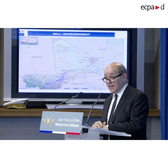 Le ministre de la Défense Jean-Yves Le Drian fait un point sur la situation de l'opération Serval lors d'une conférence de presse en salle Koenig, à Paris.
