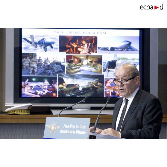 Le ministre de la Défense Jean-Yves Le Drian fait un point sur la situation de l'opération Serval lors d'une conférence de presse en salle Koenig, à Paris.