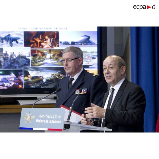 Le ministre de la Défense Jean-Yves Le Drian fait un point sur la situation de l'opération Serval aux côtés de l'amiral Edouard Guillaud, chef d'état major des armées (CEMA), lors d'une conférence de presse en salle Koenig, à Paris.