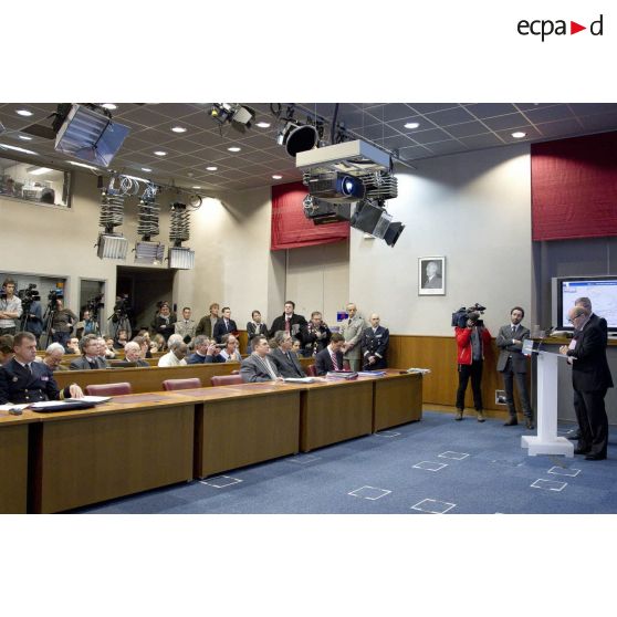 Le ministre de la Défense Jean-Yves Le Drian répond aux questions des journalistes aux côtés de l'amiral Edouard Guillaud, chef d'état major des armées (CEMA), lors d'une conférence de presse en salle Koenig, à Paris.
