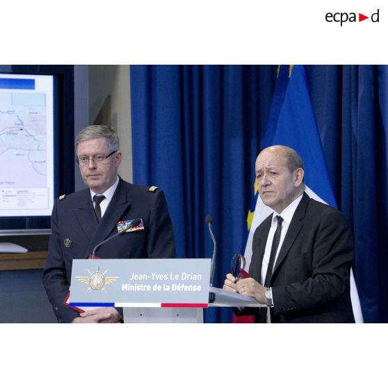 Le ministre de la Défense Jean-Yves Le Drian fait un point sur la situation de l'opération Serval aux côtés de l'amiral Edouard Guillaud, chef d'état major des armées (CEMA), lors d'une conférence de presse en salle Koenig, à Paris.