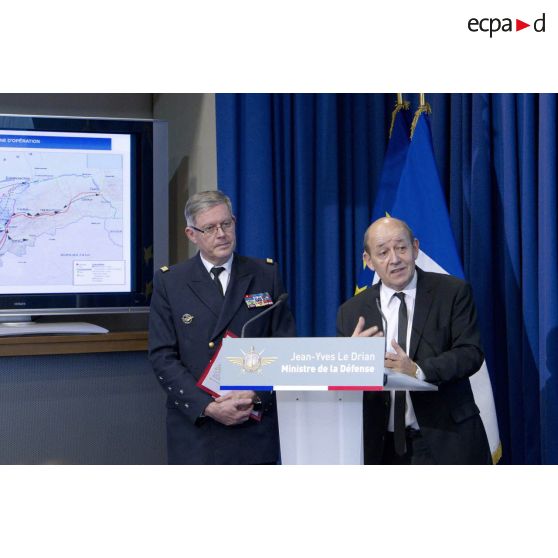 Le ministre de la Défense Jean-Yves Le Drian fait un point sur la situation de l'opération Serval aux côtés de l'amiral Edouard Guillaud, chef d'état major des armées (CEMA), lors d'une conférence de presse en salle Koenig, à Paris.