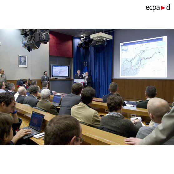 Le ministre de la Défense Jean-Yves Le Drian répond aux questions des journalistes aux côtés de l'amiral Edouard Guillaud, chef d'état major des armées (CEMA), lors d'une conférence de presse en salle Koenig, à Paris.