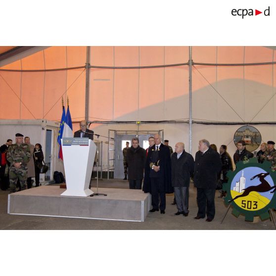 Le ministre de la Défense Jean-Yves Le Drian prononce un discours auprès des militaires à Miramas.