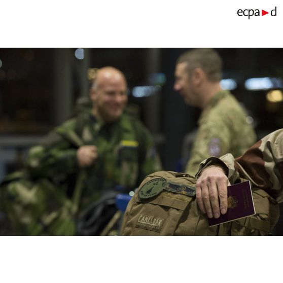Ecusson type "commando Breizh" cousu sur le sac à dos d'un instructeur français à l'aéroport de Roissy-Charles-de-Gaulle.