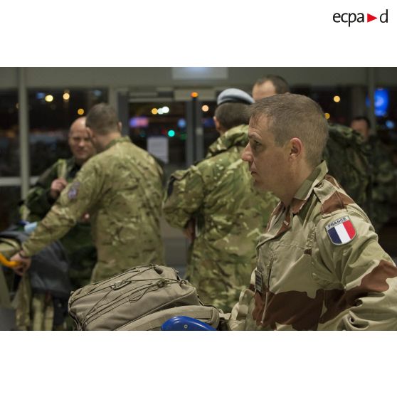 Un instructeur français attend d'enregistrer ses bagages au guichet d'embarquement à l'aéroport de Roissy-Charles-de-Gaulle.