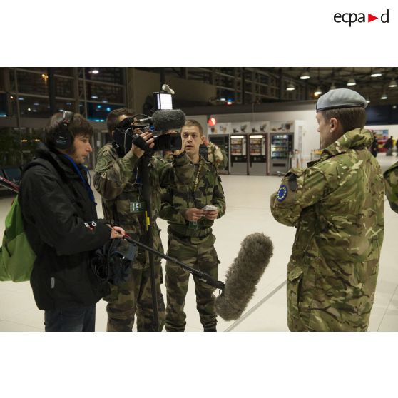 Un colonel britanique accorde une interview à une équipe de tournage de l'Etablissement de communication et de production audiovisuelle de la défense (ECPAD) à l'aéroport de Roissy-Charles-de-Gaulle.