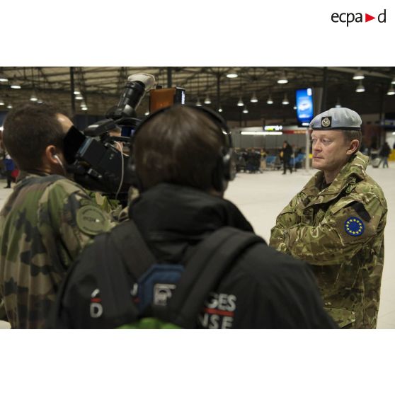 Un colonel britanique accorde une interview à une équipe de tournage de l'Etablissement de communication et de production audiovisuelle de la défense (ECPAD) à l'aéroport de Roissy-Charles-de-Gaulle.