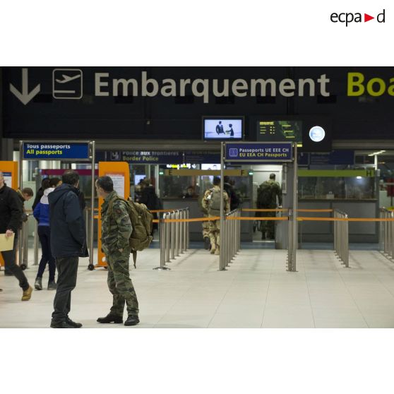 Des instructeurs européens se dirigent vers la zone d'embarquement à l'aéroport de Roissy-Charles-de-Gaulle.