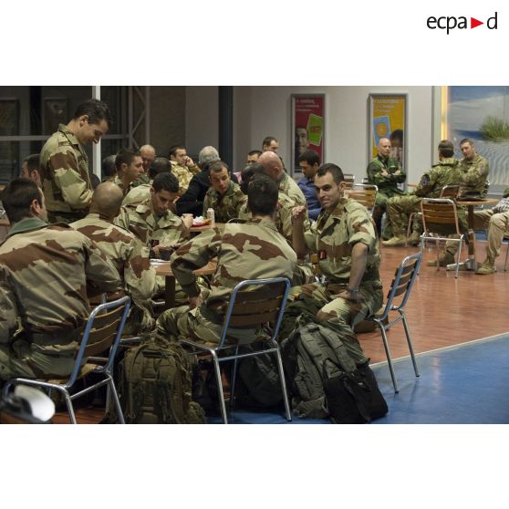 Des instructeurs français au petit-déjeuner dans une cafétéria de l'aéroport de Roissy-Charles-de-Gaulle.