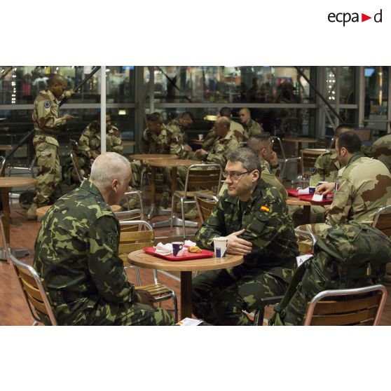 Des instructeurs espagnols discutent lors d'un petit-déjeuner à la cafétéria de l'aéroport de Roissy-Charles-de-Gaulle.