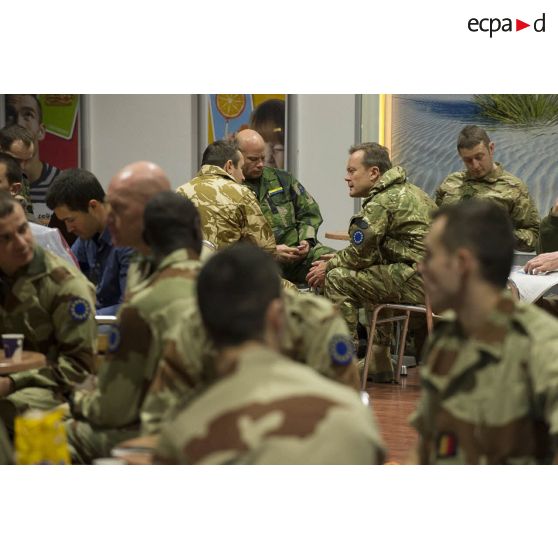 Des instructeurs britanniques discutent avec leurs homologues européens dans une cafétéria de l'aéroport de Roissy-Charles-de-Gaulle.