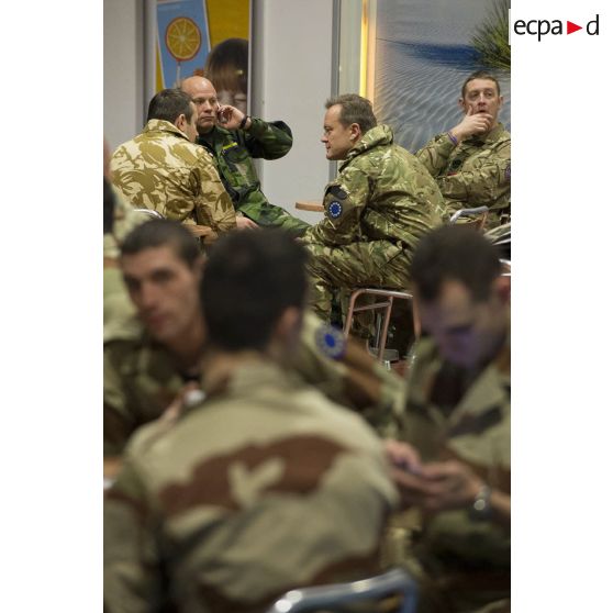Des instructeurs britanniques discutent avec leurs homologues européens dans une cafétéria de l'aéroport de Roissy-Charles-de-Gaulle.