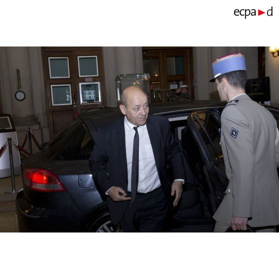 Arrivée du ministre de la Défense Jean-Yves Le Drian au centre de planification et de conduite des opérations (CPCO).