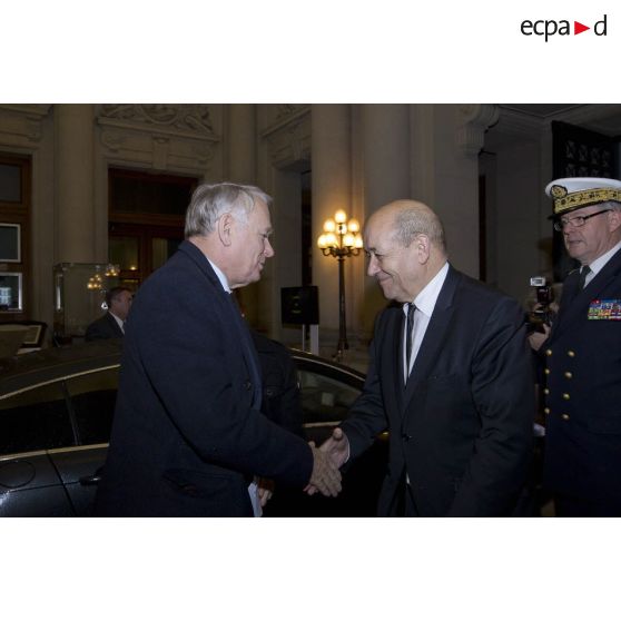Le ministre de la Défense Jean-Yves Le Drian accueille le Premier ministre Jean-Marc Ayrault aux côtés de l'amiral Edouard Guillaud, chef d'état major des armées (CEMA), au centre de planification et de conduite des opérations (CPCO).