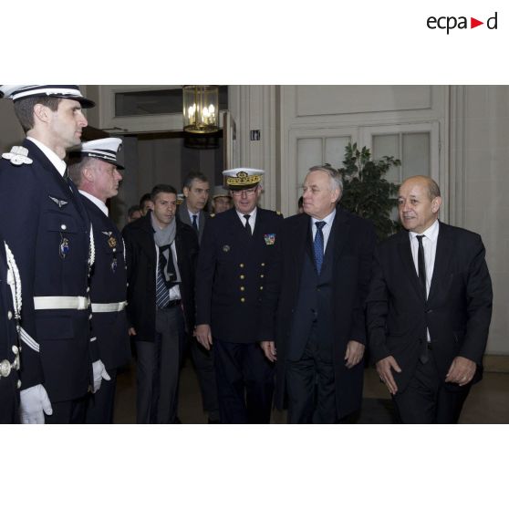 Le Premier ministre Jean-Marc Ayrault et le ministre de la Défense Jean-Yves Le Drian sont accueillis par un piquet d'honneur de la gendarmerie de l'air au centre de planification et de conduite des opérations (CPCO).