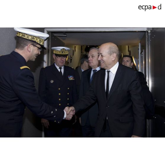 Accueil du Premier ministre Jean-Marc Ayrault et du ministre de la Défense Jean-Yves Le Drian au centre de planification et de conduite des opérations (CPCO).