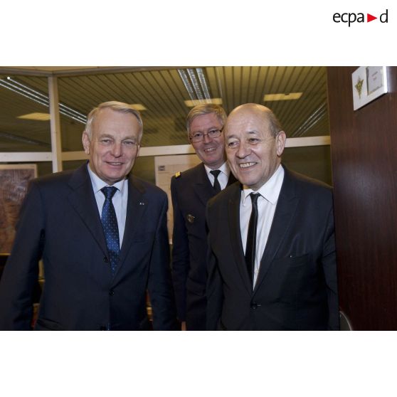 Portrait du Premier ministre Jean-Marc Ayrault et du ministre de la Défense Jean-Yves Le Drian à leur arrivée au centre de planification et de conduite des opérations (CPCO).