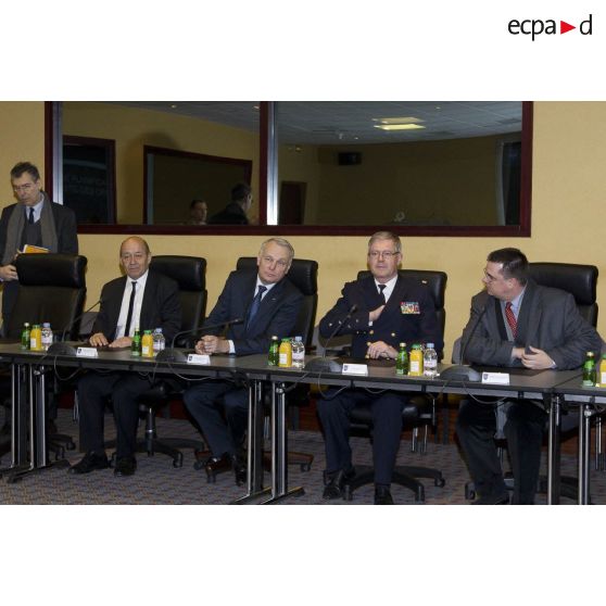 Le ministre de la Défense Jean-Yves Le Drian et le Premier ministre Jean-Marc Ayrault président une réunion de commandement au centre de planification et de conduite des opérations (CPCO).