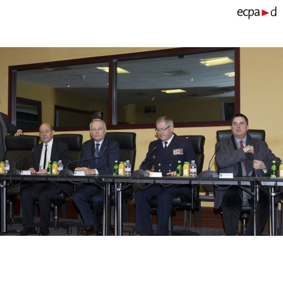 Le ministre de la Défense Jean-Yves Le Drian et le Premier ministre Jean-Marc Ayrault président une réunion de commandement au centre de planification et de conduite des opérations (CPCO).