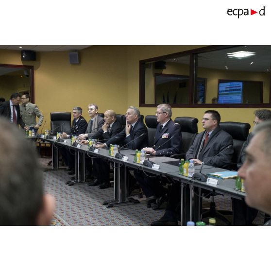 Le ministre de la Défense Jean-Yves Le Drian et le Premier ministre Jean-Marc Ayrault président une réunion de commandement au centre de planification et de conduite des opérations (CPCO).