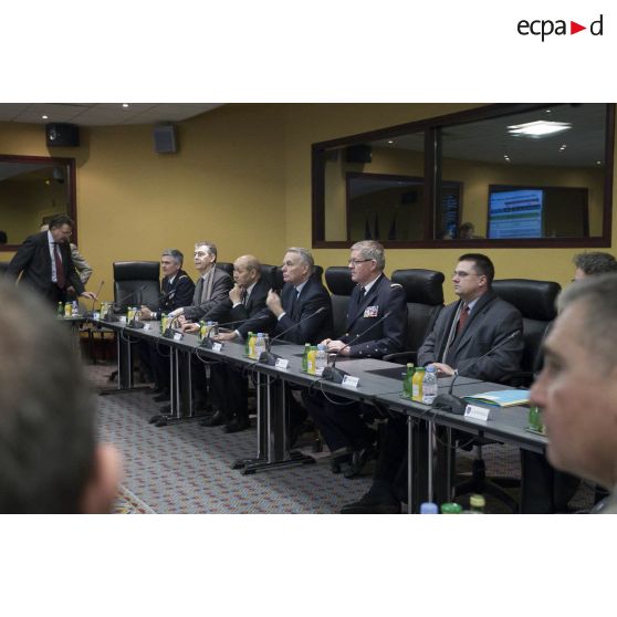 Le ministre de la Défense Jean-Yves Le Drian et le Premier ministre Jean-Marc Ayrault président une réunion de commandement au centre de planification et de conduite des opérations (CPCO).