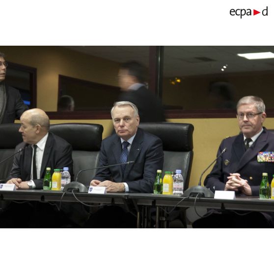 Le ministre de la Défense Jean-Yves Le Drian et le Premier ministre Jean-Marc Ayrault président une réunion de commandement au centre de planification et de conduite des opérations (CPCO).