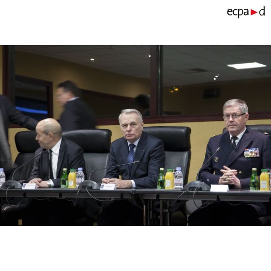 Le ministre de la Défense Jean-Yves Le Drian et le Premier ministre Jean-Marc Ayrault président une réunion de commandement au centre de planification et de conduite des opérations (CPCO).