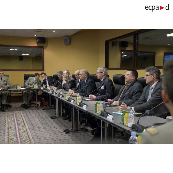 Le ministre de la Défense Jean-Yves Le Drian et le Premier ministre Jean-Marc Ayrault président une réunion de commandement au centre de planification et de conduite des opérations (CPCO).