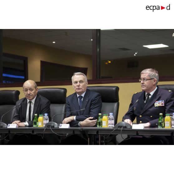 Le ministre de la Défense Jean-Yves Le Drian et le Premier ministre Jean-Marc Ayrault président une réunion de commandement au centre de planification et de conduite des opérations (CPCO).