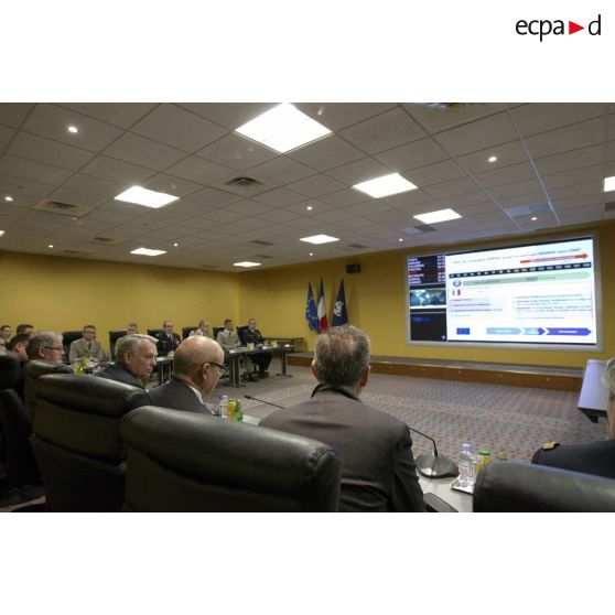 Présentation de la situation de l'opération Serval au ministre de la Défense Jean-Yves Le Drian et au Premier ministre Jean-Marc Ayrault au centre de planification et de conduite des opérations (CPCO).