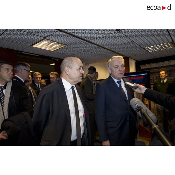 Le Premier ministre Jean-Marc Ayrault et le ministre de la Défense Jean-Yves Le Drian répondent à des journalistes à l'issue d'une réunion au centre de planification et de conduite des opérations (CPCO).