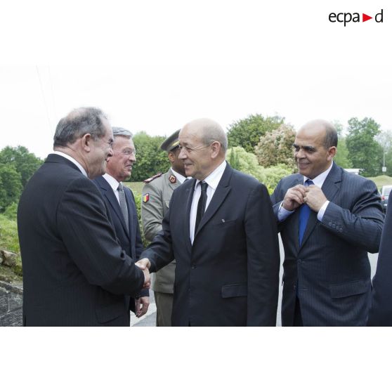 Le ministre de la Défense Jean-Yves Le Drian est accueilli par le président du conseil départemental des Pyrénées-Atlantiques Georges Labazée et le maire Jean Grenet à Bayonne.