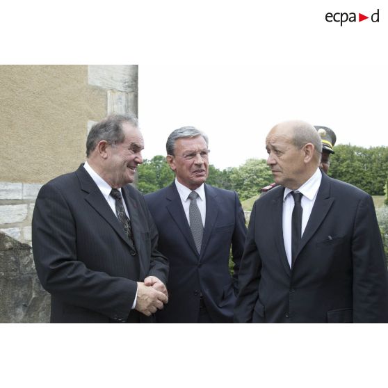 Le ministre de la Défense Jean-Yves Le Drian est accueilli par le président du conseil départemental des Pyrénées-Atlantiques Georges Labazée et le maire Jean Grenet à Bayonne.