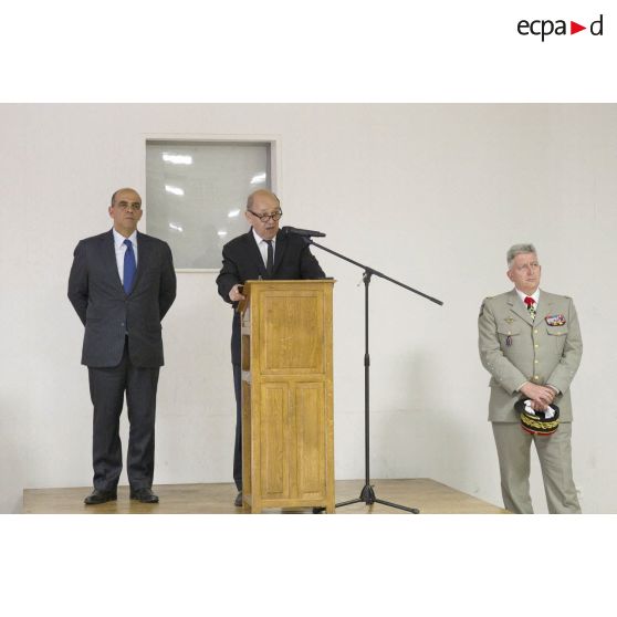 Le ministre de la Défense s'adresse aux soldats du 1er régiment parachutiste d'infanterie de marine (RPIMa) lors d'un discours à Bayonne.