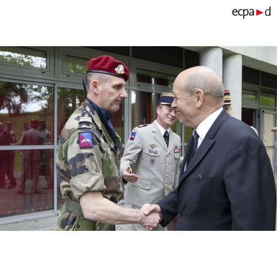 Le ministre de la Défense Jean-Yves Le Drian prend congé d'un officier commandant le 1er régiment parachutiste d'infanterie de marine (RPIMa) au terme de sa visite à la citadelle de Bayonne.