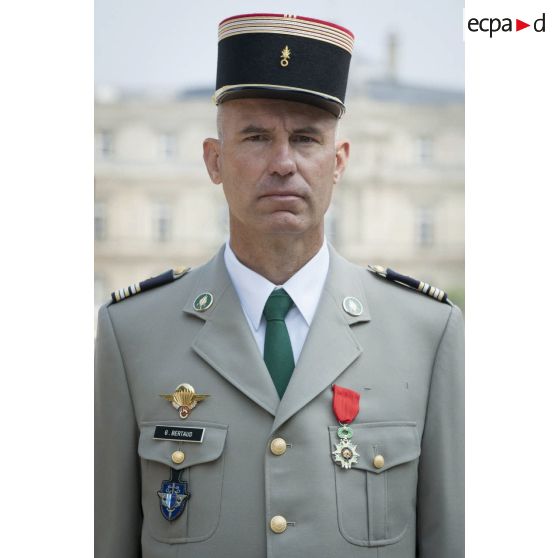 Portrait du lieutenant-colonel Gilles Bertaud du 1er régiment étranger (RE) nommé chevalier de la Légion d'Honneur dans les jardins du Luxembour, à Paris.