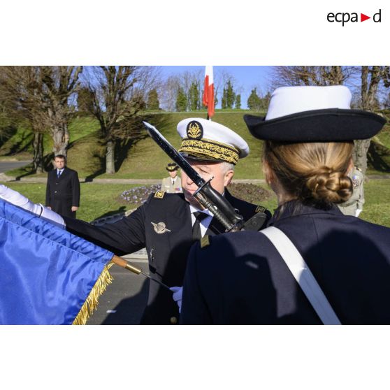 Le contrôleur général des armées Christophe Jacquot, directeur de l'ECPAD, ôte le fanion de l'établissement lors d'un transfert d'autorité dans le cadre de la cérémonie de la Sainte-Véronique sur la place d'armes du fort d'Ivry.