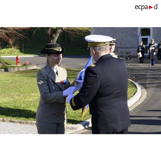 Le contrôleur général des armées Christophe Jacquot, directeur de l'ECPAD, remet le fanion de l'établissement au général de brigade Anne-Cécile Ortemann, directrice adjointe de la DICoD (délégation à l'information et à la communication de la défense), lors d'un transfert d'autorité dans le cadre de la cérémonie de la Sainte-Véronique sur la place d'armes du fort d'Ivry.