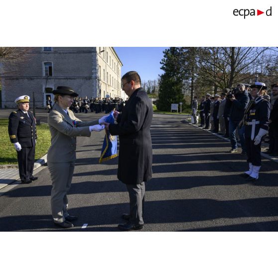 Le général de brigade Anne-Cécile Ortemann, directrice adjointe de la DICoD (délégation à l'information et à la communication de la défense) remet le fanion de l'ECPAD au nouveau directeur de l'établissement monsieur Laurent Veyssière, lors d'un transfert d'autorité dans le cadre de la cérémonie de la Sainte-Véronique sur la place d'armes du fort d'Ivry.