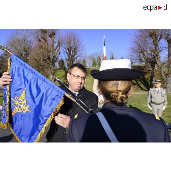 Monsieur Laurent Veyssière, nouveau directeur de l'ECPAD, remet le fanion de l'établissement à son porteur, lors d'un transfert d'autorité dans le cadre de la cérémonie de la Sainte-Véronique sur la place d'armes du fort d'Ivry.